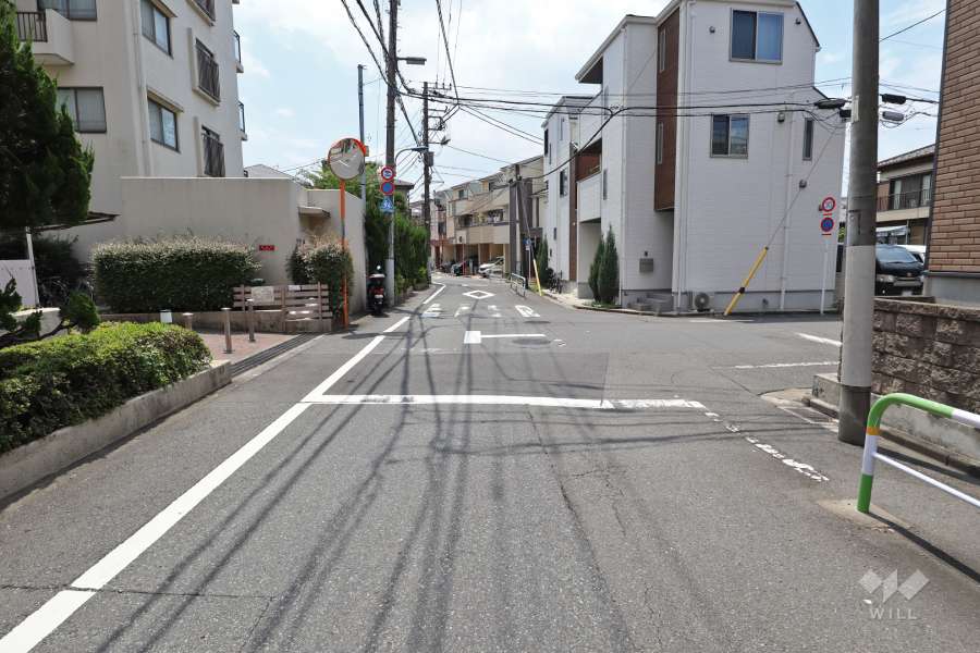 敷地北西側の前面道路（北東側から）