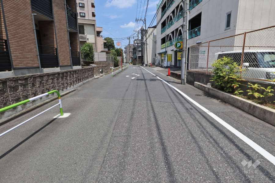 敷地北西側の前面道路（南西側から）
