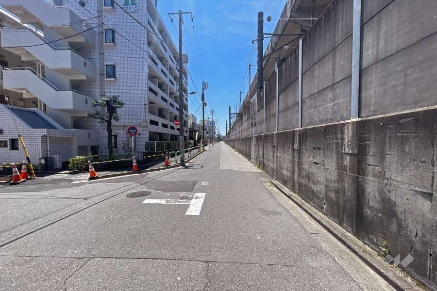 敷地南西側の前面道路（北西側から）