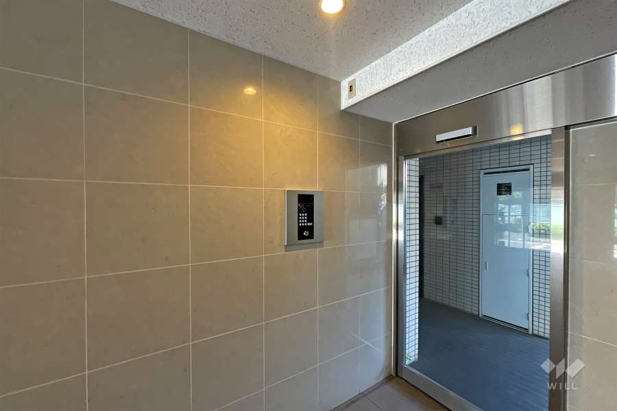 エントランスはオートロック付きです。