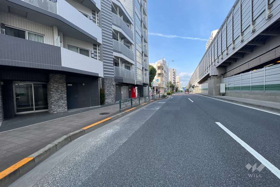 敷地の南側前面道路（西側から）