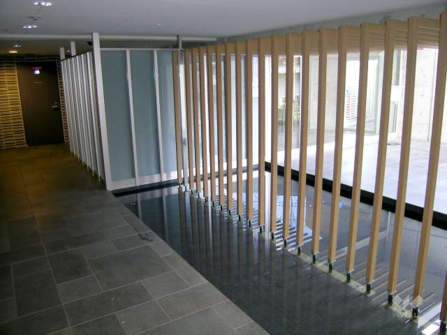 コンクリート打ち放しと水盤がお洒落なエントランスホール