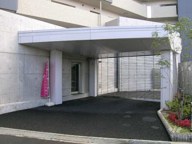 リングシャッター付きの駐車場入口