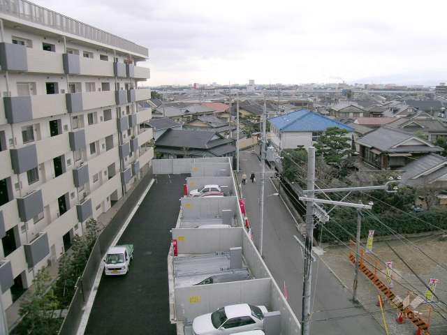 周辺は第一種低層住居専用地域に指定された住宅地