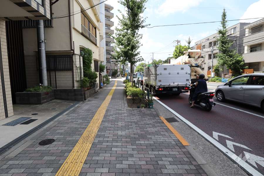 敷地北東側の前面道路（南東側から）