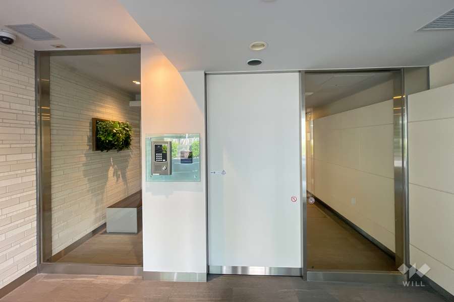 エントランスはオートロック付きです。