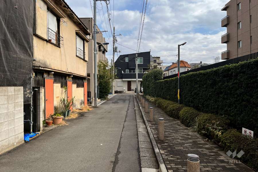 敷地北側の前面道路（西側から）