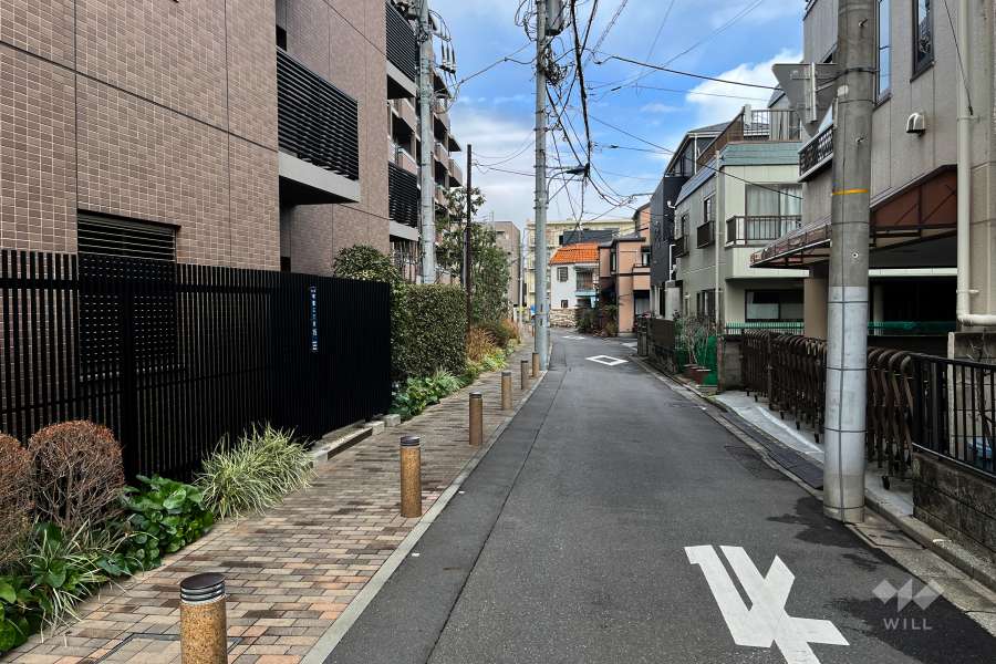 敷地東側の前面道路（南側から）