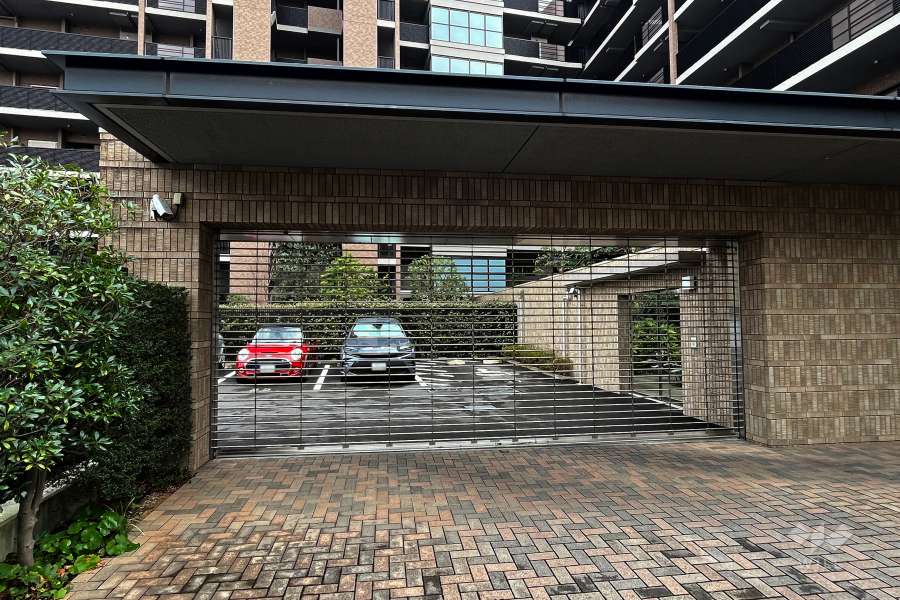 駐車場の出入り口（リングシャッター付き）・敷地内駐車場（屋外平面式）