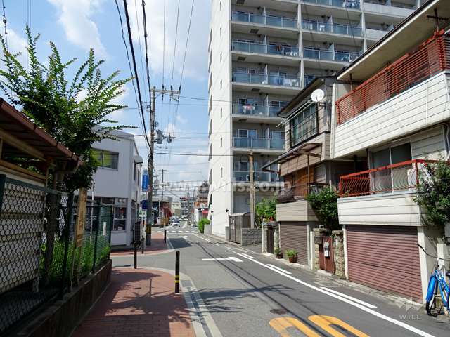 敷地西側の前面道路