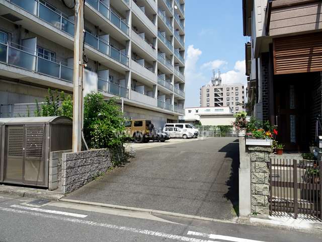 駐車場出入り口