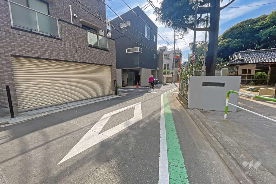 敷地の北側前面道路（東側から）の向かいには『旧古河庭園』の広大な庭が広がっています。