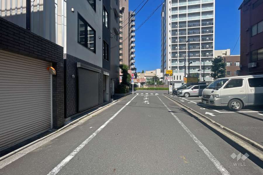 敷地南側の前面道路（東側から）