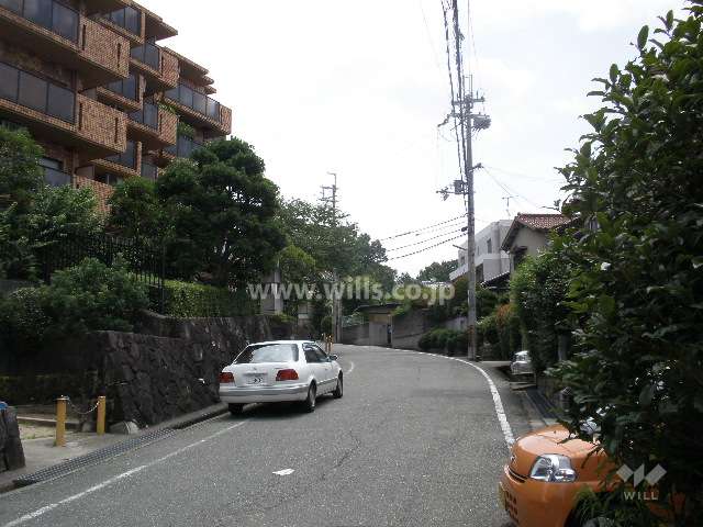 マンションの南側前面道路。東に向かって上り坂になっています。