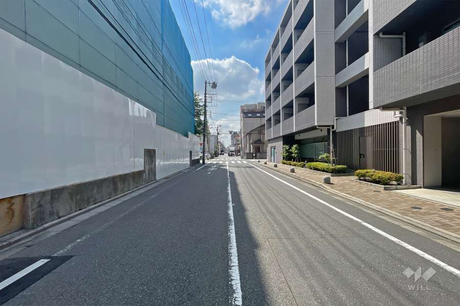 敷地北東側の前面道路（北西側から）