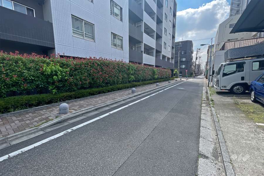 敷地南西側の前面道路（北西側から）