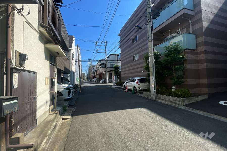 敷地東側の前面道路（北側から）