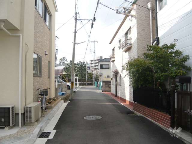 敷地西側の前面道路。周辺は静かな住宅地です。