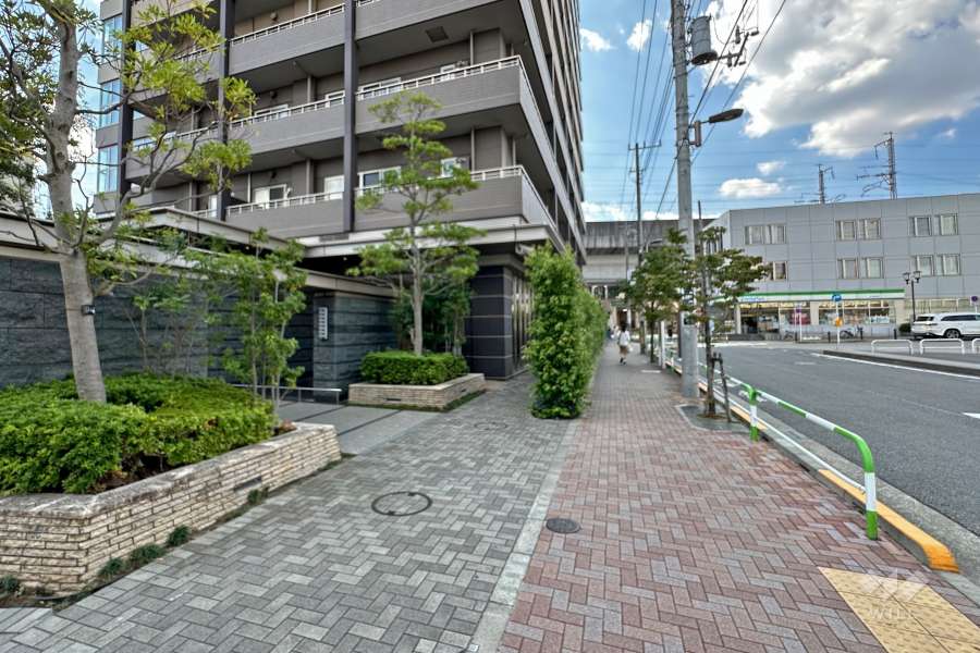 敷地北側の前面道路（東側から）