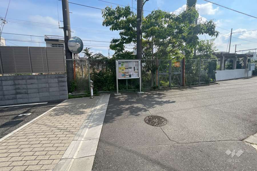 敷地北東側の前面道路　