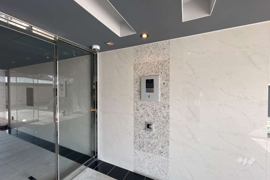 エントランスはオートロック付きです。