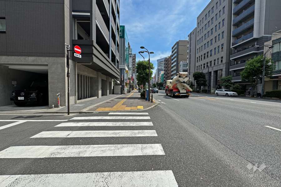 敷地の西側前面道路は北本通りです（北側から）。