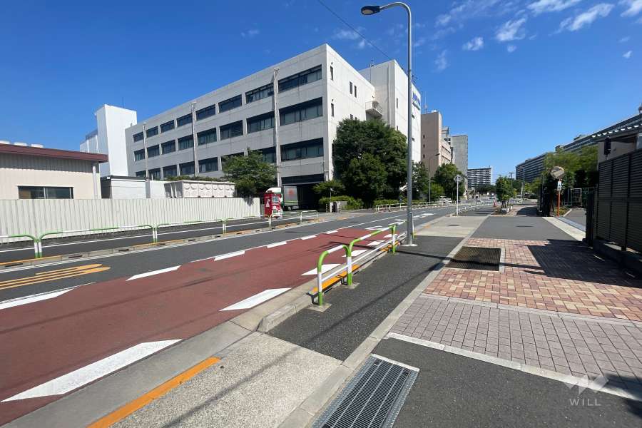 敷地西側の前面道路