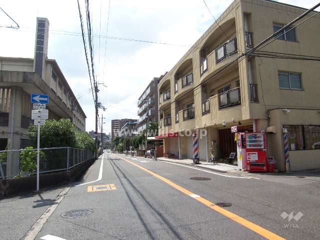 周辺はマンションと一戸建てが混在する区画の整った住宅地です。