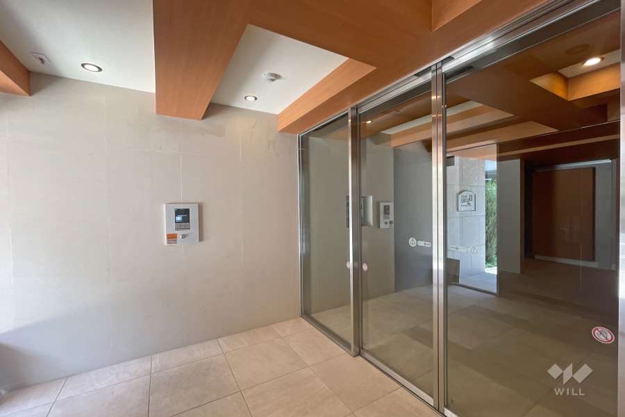 エントランスはオートロック付きです。