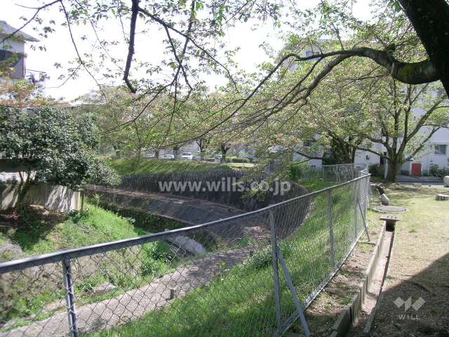 敷地の東側には石澄川が流れています