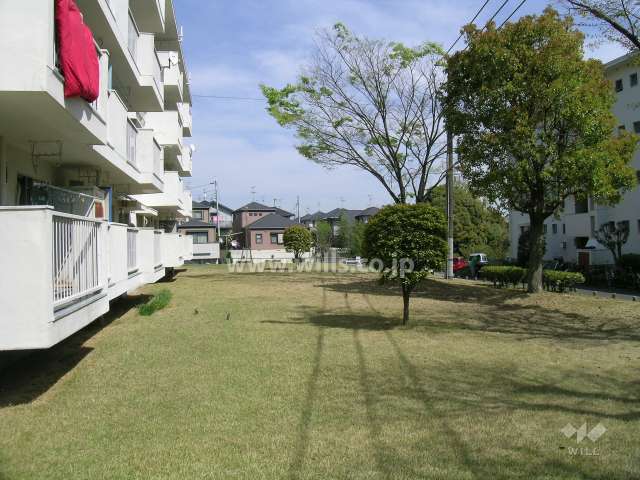 敷地南側の芝生の庭