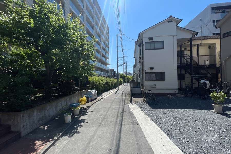 敷地の南側前面道路（西側から）