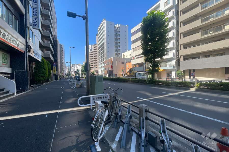 敷地西側の前面道路（北側から）