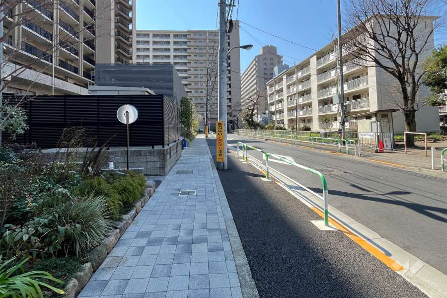敷地北側の前面道路(東側から)