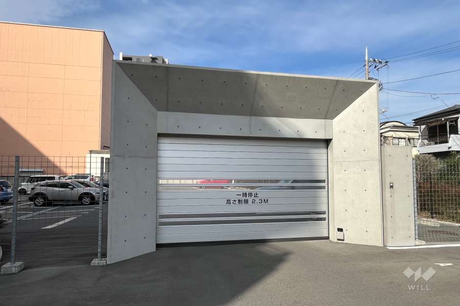 駐車場の出入り口（シャッター付き）　