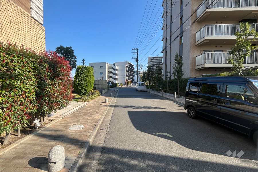 敷地東側の前面道路(北側から)