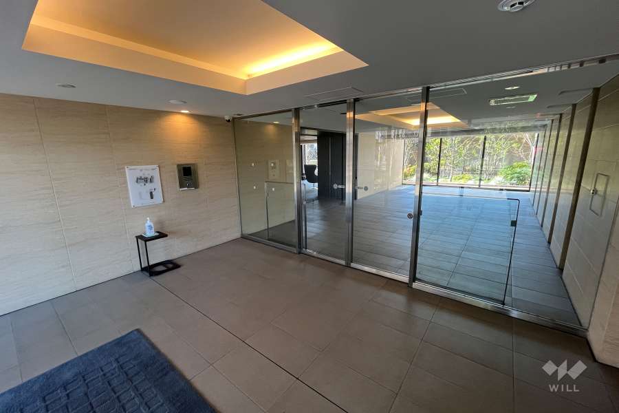 エントランスはオートロック付きです。