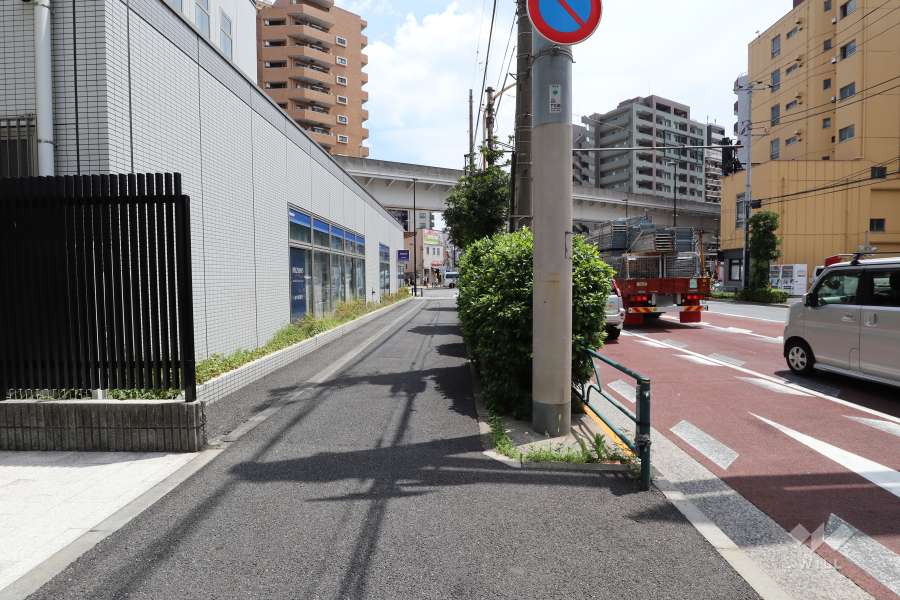 敷地南西側の前面道路（北西側から）