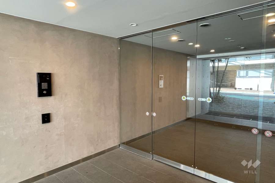 エントランスはオートロック付きです。