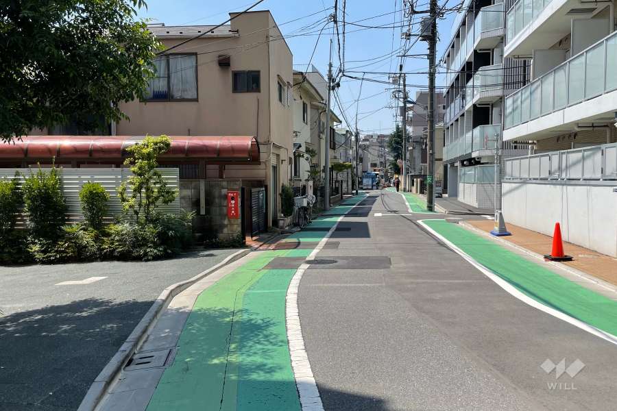 敷地の北側前面道路（東側から）