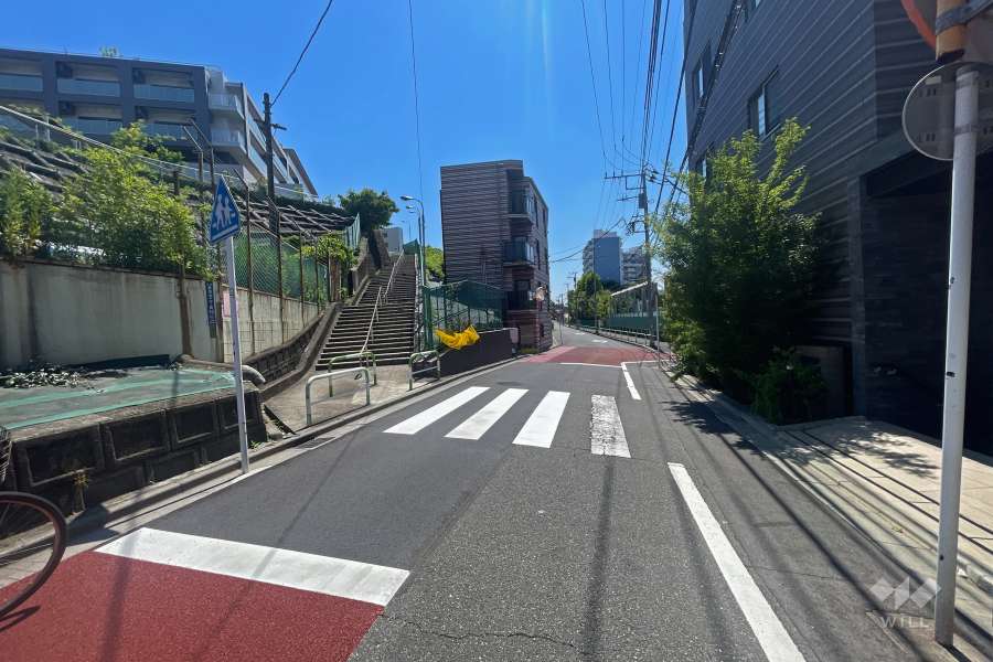 敷地南側の前面道路（東側から）