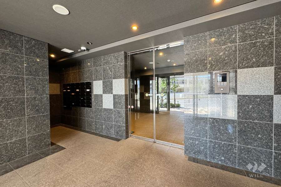 エントランスはオートロック付きです。