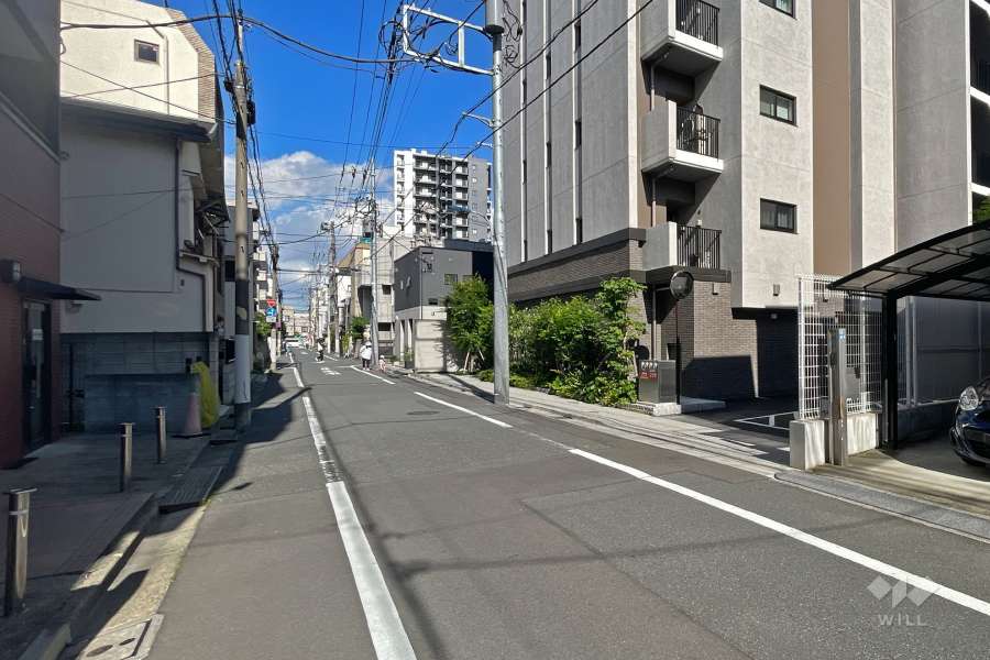 敷地北側の前面道路（西側から）