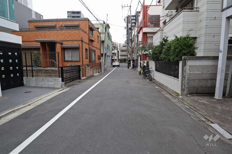 敷地東側の前面道路（南側から）