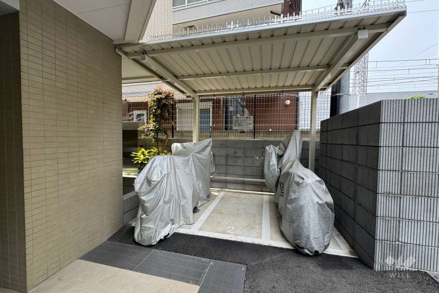 バイク置き場（屋根付き）