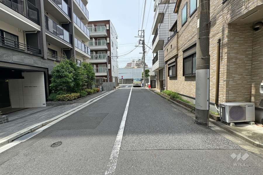 敷地北西側の前面道路（北東側から）