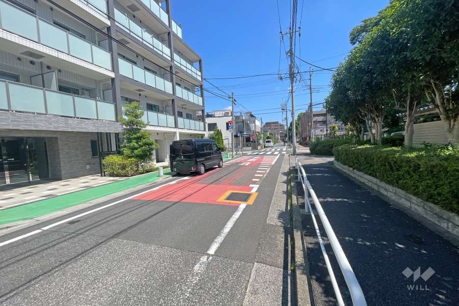 敷地東側の前面道路（南側から）