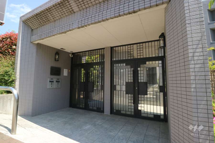 エントランスはオートロック付きです。