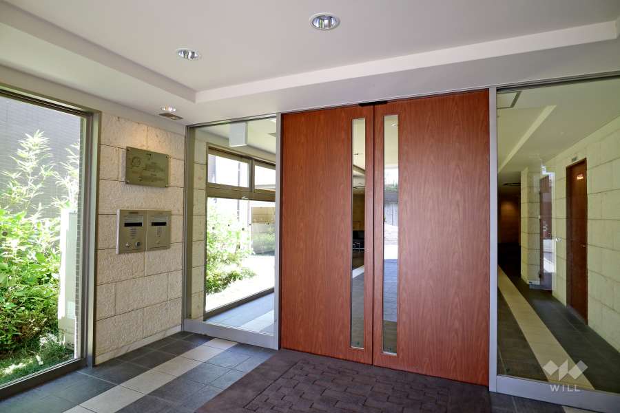 エントランスはオートロック付きです。