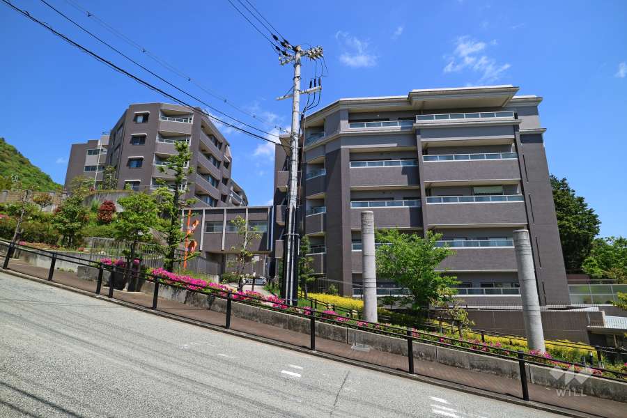 ネバーランドシエル箕面ロワイヤルの外観（西側から）